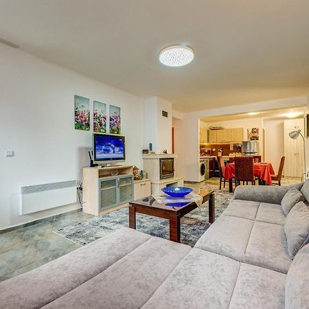 Bright And Spacious 2-Bdr Apartment With Balcony By Flat Mаnager Pamporovo Bagian luar foto
